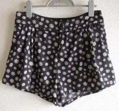 美品　H&M　マーガレットのお花のショートパンツ