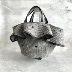 フレアフリル付き丸底マルシェバッグ　ヌビバッグ　グレー×ハート刺繍　ハンドメイド