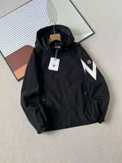 Moncler黒いナイロンジャケット フード付き