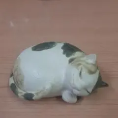 陶器製　眠り猫の置物