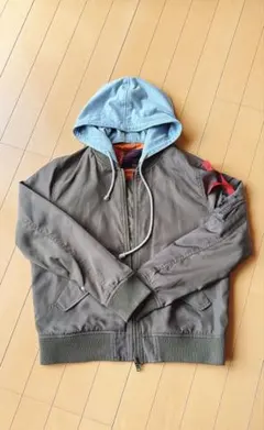 フード付き　カーキ色　ジャケット Mサイズ