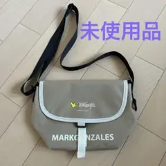 マークゴンザレス　ロゴプリントフラップミニショルダー