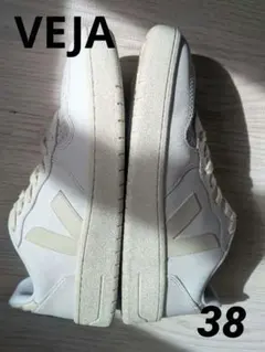 美品 VEJA V-10 ホワイトスニーカー　きれいめ 38 / 24cmのサムネイル