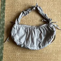 グレー フリル付きショルダーバッグ