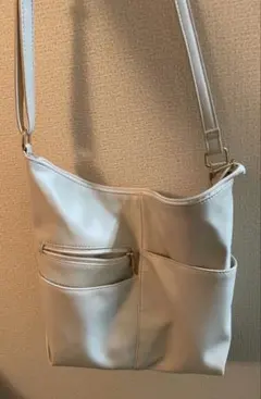 ホワイト 合成皮革 ショルダーバッグ