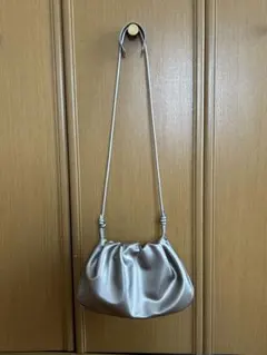 LEPSIM フェイクレザー 巾着ショルダーバッグ シルバーのサムネイル