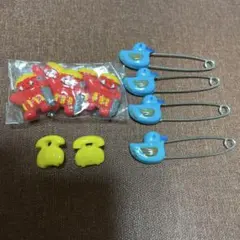 赤い鬼と電話のボタンとアヒルの安全ピンセット