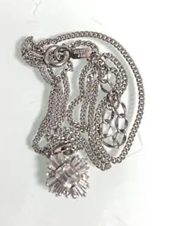 925スターリングシルバー製のネックレスで、「サンバースト」またはスノーフレーク