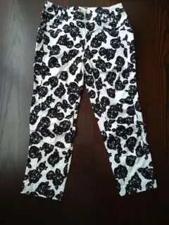 Comme une Femme クロップドパンツМ　黒バラプリントホワイトパンツ