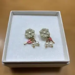 レ*ア様 レネレイド　花モチーフ　パールピアスのサムネイル
