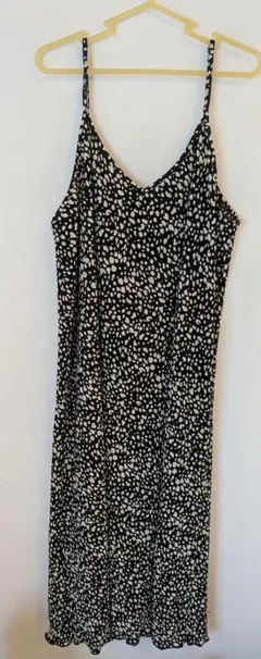 キャミワンピース 黒と白のドット柄