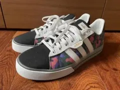 adidas スニーカー