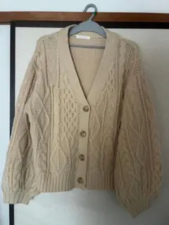 ベージュ ケーブル編み カーディガン
