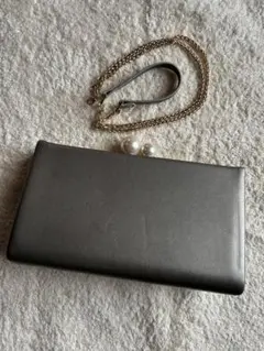 パール付きグレーのパーティーバッグ