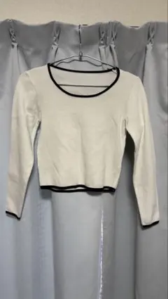 アイボリー クルーネック クロップドトップス