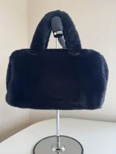 黒いファー素材のハンドバッグ