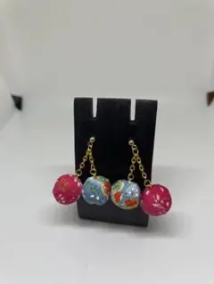 赤色と青色のちりめん玉だけの和風ピアス