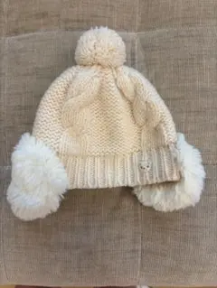 ファミリア　ファー付きケーブル編みベビー帽子
