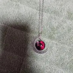 三日月形の赤と黒のネックレス