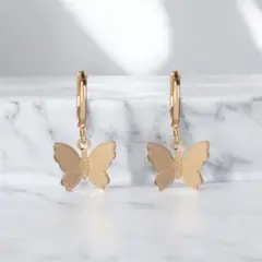 【新品】ゴールド 蝶々 シンプル 小ぶりなデザイン 大人可愛いピアス レディース