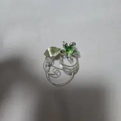 エレガントな花と葉のブローチ