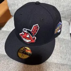 インディアンズ、キャラクター刺繍 キャップ 白/青71/4 インディアンズ、キャラクター刺繍 キャップ 白/青71/4