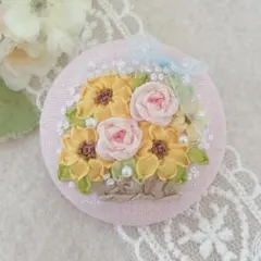 ＊リボン刺繍＊くるみボタン＊刺繍ブローチ＊ひまわりとバラの花籠のサムネイル