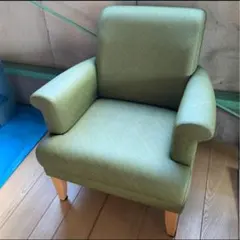 緑色のシンプルアームチェア