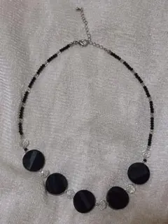 ハンドメイド ネックレス　ガラス製ビーズ　ボタンカット　キラキラ　ブラック