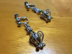 揺れるシルバーイヤリング