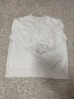 ベージュ ボタン付き 長袖トレーナー