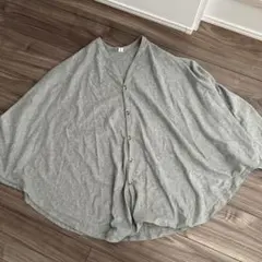 グレー ボタン付き授乳ケープ