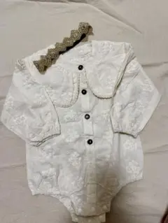 ベージュ花柄刺繍ロンパース髪飾り付き