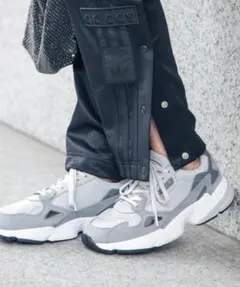 adidas ファルコン グレー　22.5cm