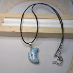 可愛い・青色天然石三日月型ラリマーネックレス