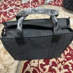 黒の合成繊維トートバッグ