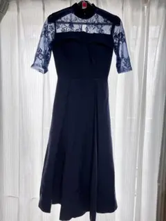 エレガントなレースネイビーのドレス