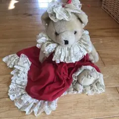 綺麗なドレスを着ているクマ　ぬいぐるみ