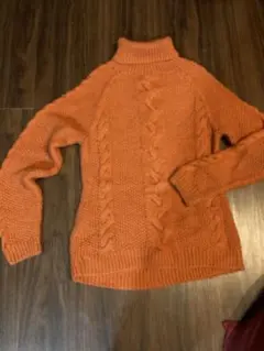 estasion オレンジ ケーブル編み タートルネックセーター