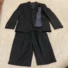 黒のフォーマルスーツ（ショートパンツ・ネクタイ付き）