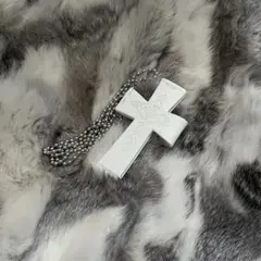 ホワイトレジン十字架ネックレス