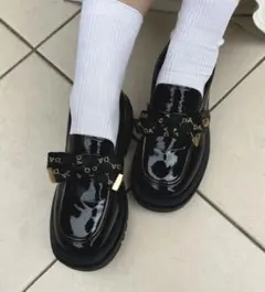 エナメルローファー