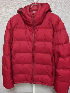 フード付き赤ダウンジャケット