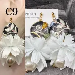 インド刺繍のくるみボタンと水色の花びらのピアス/イヤリングC9