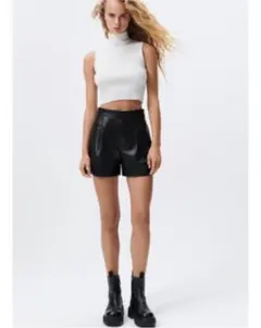 ZARA レザー　ショートパンツ