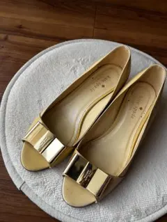kate spade ロゴ入りベージュパンプス ゴールドリボンのサムネイル