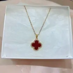 赤クローバーネックレス