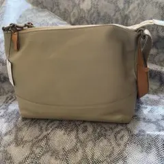 斜め掛けバッグ 本革 ショルダーバッグ　グレージュ