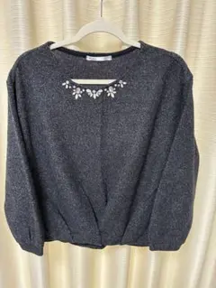 ビジュー付き長袖ニット　ゆったりめ