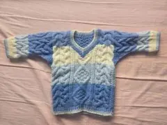 青とクリーム色のニットセーター